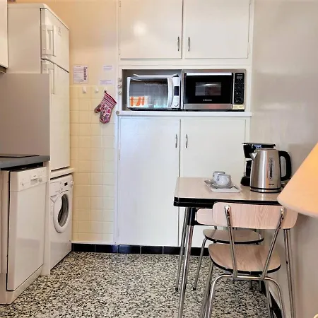 Studio Cabine, Piscine, Tennis, Parking, Proche Plage Et Commerces - Fr-1-251-481 Apartment Le Lavandou